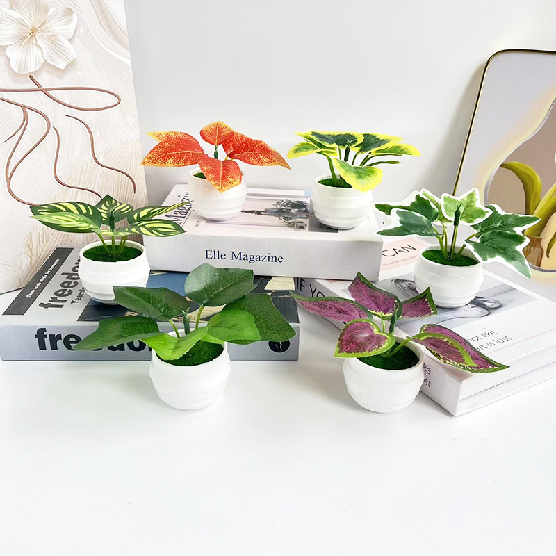 Plant Pot Small Desk - Artificial green plants in small pots